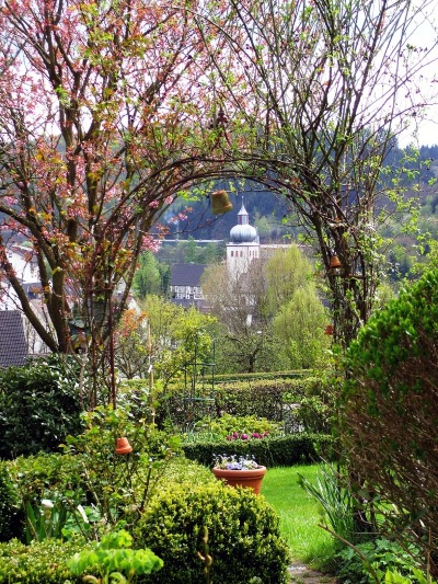 Rosenbogern mit Dorfblick